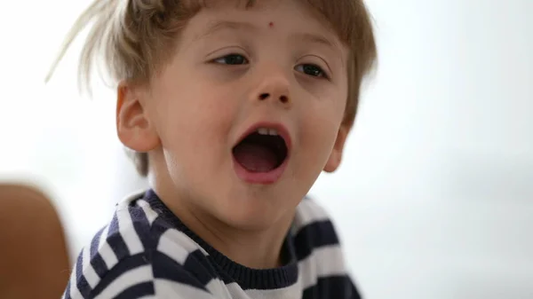 Ein Kleiner Junge Schüttelt Kopf Und Haare — Stockfoto