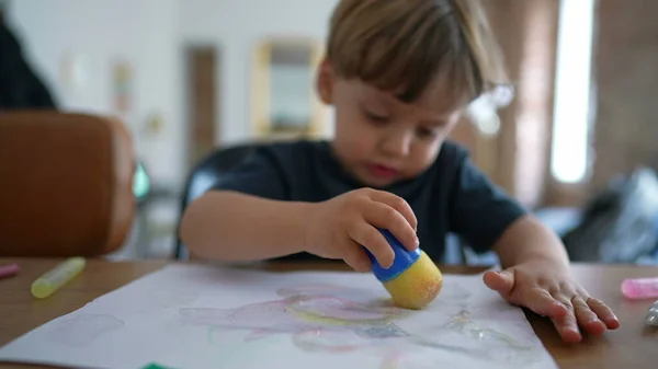 Mały Chłopiec Bawiący Się Gąbką Rzemiosła Artystycznego Domu — Zdjęcie stockowe