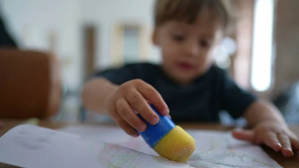 Mały Chłopiec Bawiący Się Gąbką Rzemiosła Artystycznego Domu — Zdjęcie stockowe