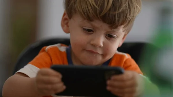 Uma Criança Usando Dispositivo Celular Criança Segurando Telefone — Fotografia de Stock