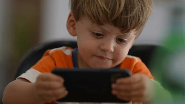 Одна Дитина Використовує Мобільний Пристрій Дитина Тримає Телефон — стокове фото
