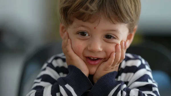 Ein Niedliches Kleinkind Porträt Als Entzückender Kleiner Junge — Stockfoto