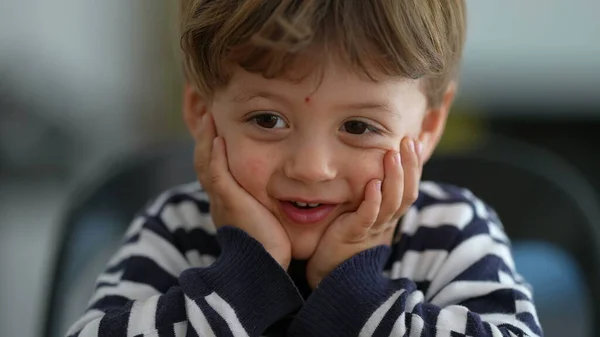 Jeden Roztomilý Batole Dítě Portrét Rozkošný Malý Chlapec — Stock fotografie