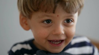 Küçük şirin bir çocuk portresi.