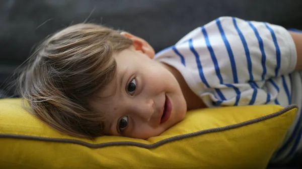 Ein Süßer Kleiner Junge Liegt Auf Der Couch Liebenswertes Kind — Stockfoto