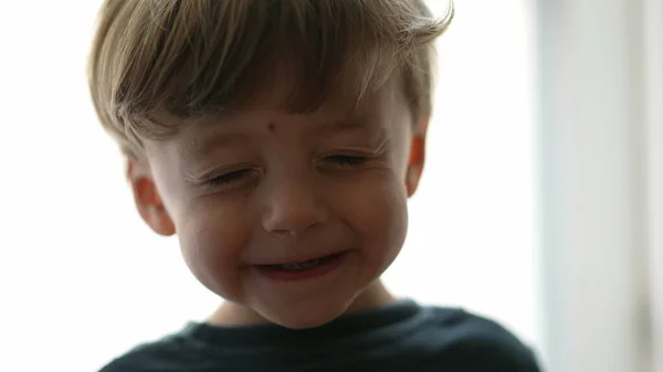 Sevimli Şapşal Bir Çocuğun Gözleri Kapalı Sevimli Bir Çocuk Gözlerini — Stok fotoğraf