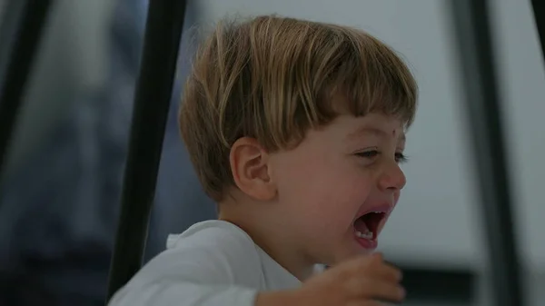 Ein Weinendes Kleinkind Weint Verzweifelt Bei Einem Wutanfall — Stockfoto