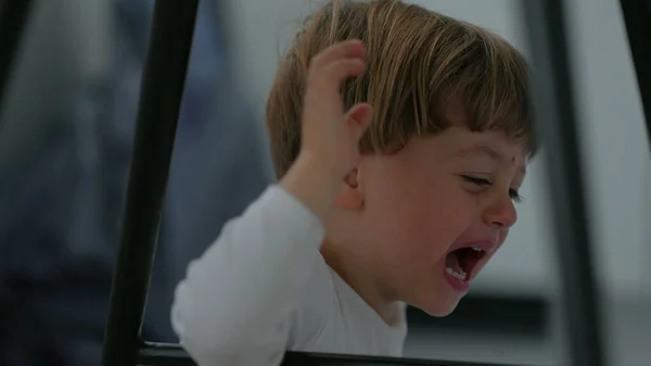 Uma Criança Chorando Chora Desesperadamente Fazendo Uma Birra — Fotografia de Stock