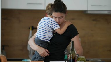 Anne evde çoklu görev yapan bir çocuk besliyordu. Samimi ve gerçek hayatta anne yemek ve ebeveynlik hazırlıyordu.