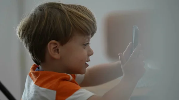 Uma Criança Segurando Smartphone Olhando Para Criança Tela Usando Tecnologia — Fotografia de Stock