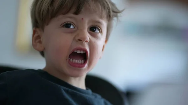 Jeden Otrávený Malý Chlapec Křičí Křičí Rozrušené Dítě — Stock fotografie