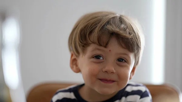 Adorable Niño Retrato Cara Sonriendo Lindo Niño Pequeño —  Fotos de Stock