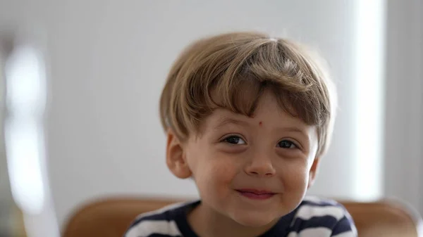 Ein Entzückendes Kinderporträt Gesicht Lächelt Niedlichen Kleinen Jungen — Stockfoto