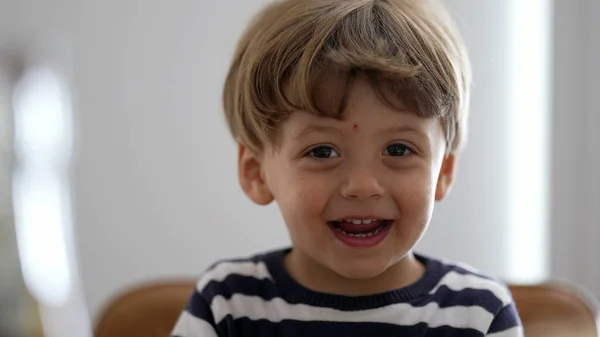 Adorable Niño Retrato Cara Sonriendo Lindo Niño Pequeño —  Fotos de Stock