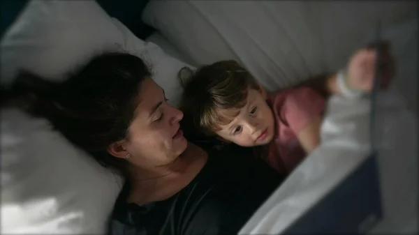 母は就寝前の話に幼児のお母さんを保持本夜ルーチン — ストック写真