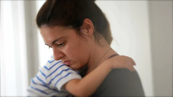 母親マルチタスクに家庭で抱っこ子供で腕 — ストック写真