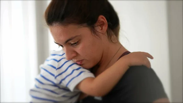 母親マルチタスクに家庭で抱っこ子供で腕 — ストック写真