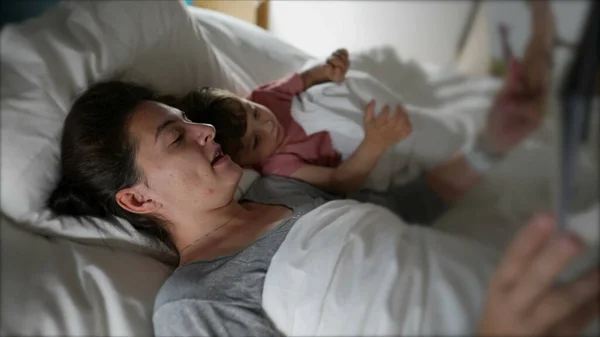 Madre Acostada Cama Con Niño Leyendo Cuento Antes Dormir — Foto de Stock