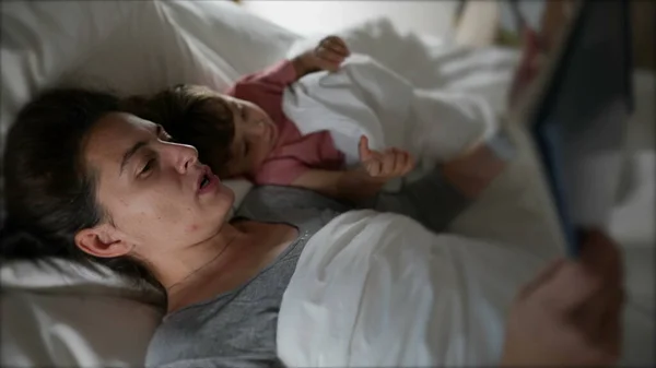 Ibu Berbaring Tempat Tidur Dengan Anak Membaca Dongeng Sebelum Tidur — Stok Foto