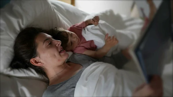 Ibu Berbaring Tempat Tidur Dengan Anak Membaca Dongeng Sebelum Tidur — Stok Foto