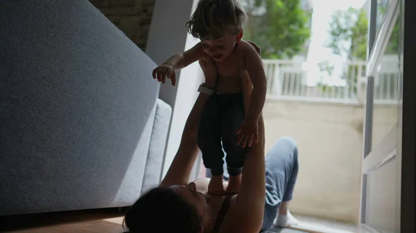 Mãe Levantando Bebê Criança Mãe Criança Brincando Juntos — Fotografia de Stock