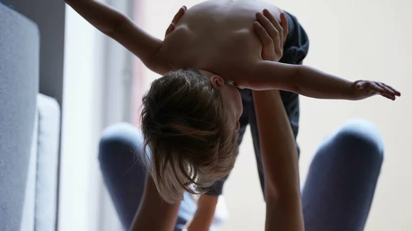 Mutter Hebt Kleinkind Die Luft Mutter Und Kind Spielen Zusammen — Stockfoto