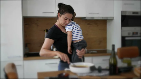 Madre Sosteniendo Hijo Mientras Cocina Mamá Multi Tarea Casa Preparando —  Fotos de Stock