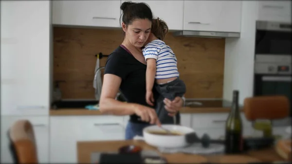 Mãe Segurando Filho Enquanto Cozinha Mãe Multi Tarefa Casa Preparando — Fotografia de Stock