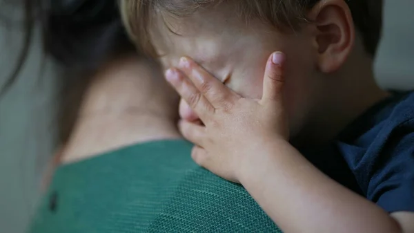 Moeder Houden Huilen Kleine Jongen Kind Vegen Tranen — Stockfoto