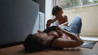 Anne ve bebek yerde birlikte yatıyor.