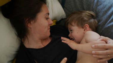 Sevgi dolu bir anne, bebeğini öpücüklere boğar.