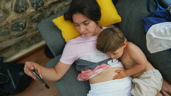 Mãe Criança Assistindo Conteúdo Telefone Deitado Sofá Pai Segurando Celular — Fotografia de Stock