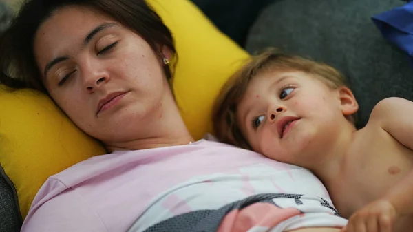 Madre Hijo Tumbado Sofá Descansando Niño Encuentra Sofá Con Mamá — Foto de Stock