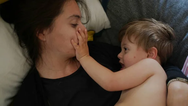 Madre Cariñosa Que Cubre Bebé Con Besos Casuales Mamá Franca — Foto de Stock