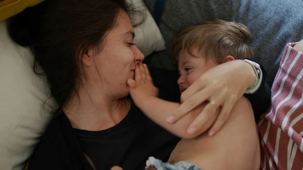 Kochająca Matka Obejmujące Dziecko Pocałunkami Swobodnie Szczery Mama Miłość Opieka — Zdjęcie stockowe