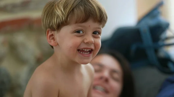 Mały Chłopiec Uśmiechnięty Portret Dziecko Twarz Uśmiech — Zdjęcie stockowe
