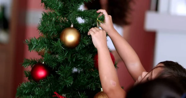 Niña Preparando Árbol Navidad Niño Decorando Temporada Árboles Navideños —  Fotos de Stock