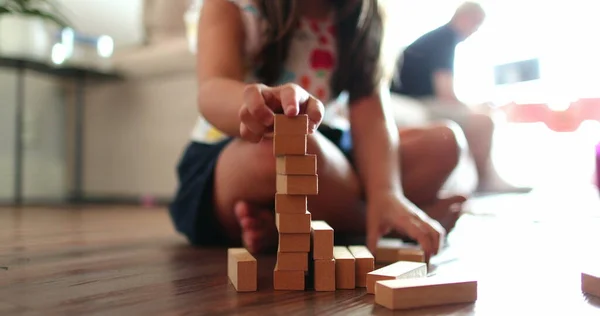 Gadis Kecil Bermain Dengan Blok Kayu Bangunan Rumah — Stok Foto