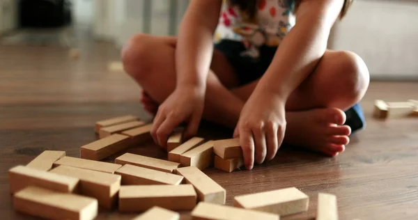 Маленькая Девочка Играет Строительством Деревянных Блоков Дома — стоковое фото