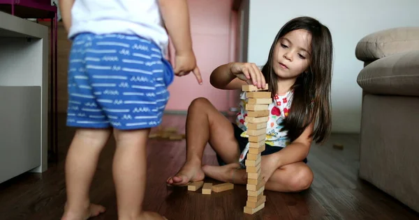 Kleines Mädchen Spielt Hause Mit Holzklötzen — Stockfoto