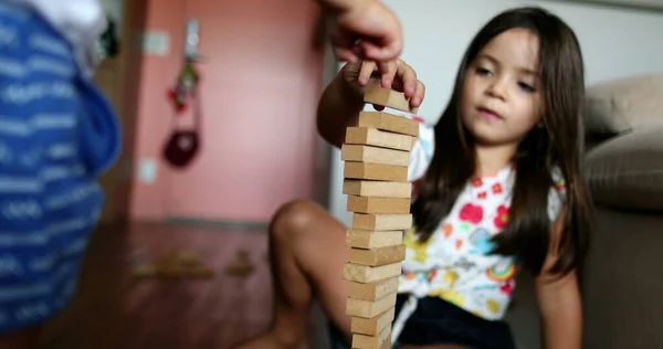 Kind Spielt Mit Holzbausteinen Trial Error Spiel Für Kinder — Stockfoto