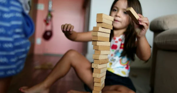 Ребенок Играет Деревянными Кирпичами Детская Проба Ошибка — стоковое фото