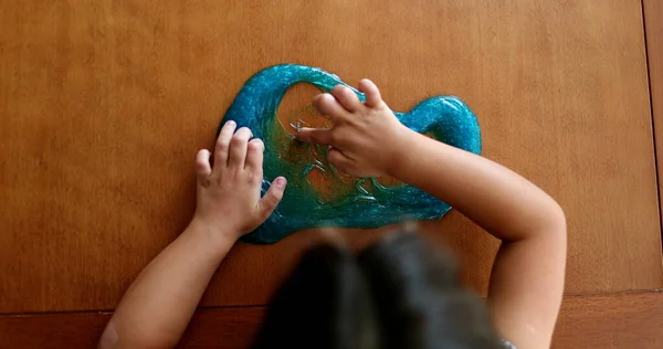 Ręce Dziecka Bawiące Się Mazią Mała Dziewczynka Bliska Ręka Palce — Zdjęcie stockowe