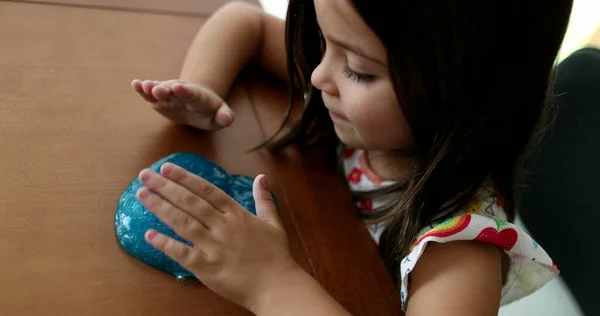 어린이들의 점액을 가지고 장난을 있습니다 손가락에 끈적끈적 플라스틱을 — 스톡 사진