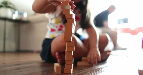 Ребенок Добавляет Деревянные Блоки Вертикальное Здание — стоковое фото