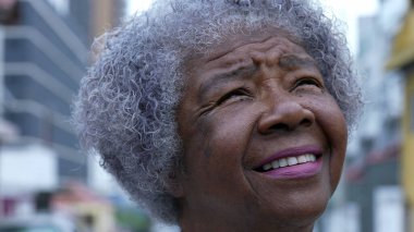 Ruhani bir Afrikalı kadın gökyüzüne umutla ve inançla bakıyor