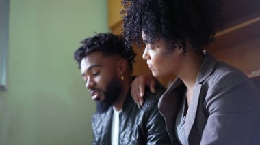 Akıllı telefon cihazının önünde konuşan bir çift.