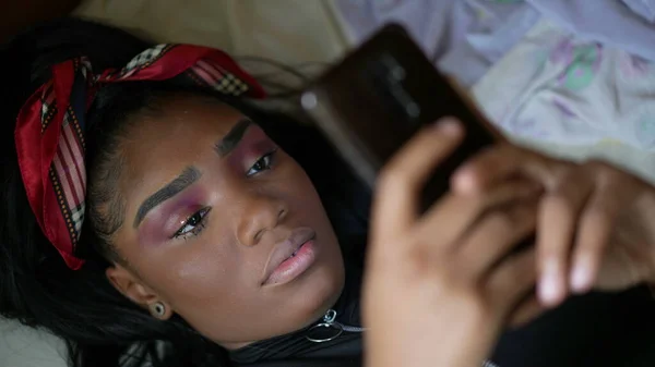 Genç Bir Kız Yatak Odasında Cep Telefonu Kullanıyor — Stok fotoğraf
