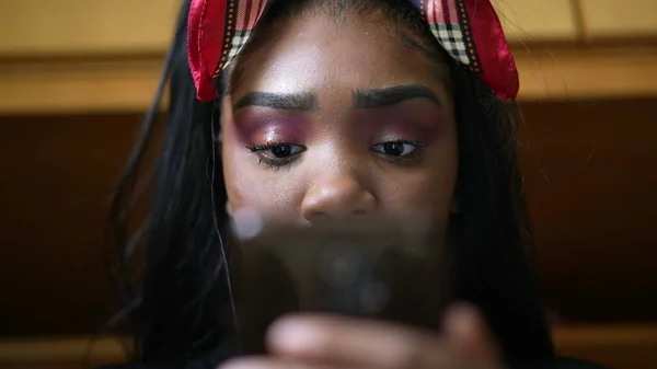 Dospívající Dívá Obrazovku Telefonu Detailní Oči Zírá Mobilní Telefon Zařízení — Stock fotografie