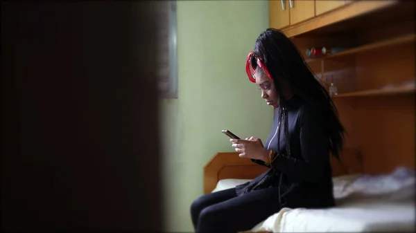Egy Tinédzser Lány Mobilt Használ Hálószobában Őszinte Fiatal Kezében Telefonnal — Stock Fotó